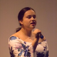 female kid singing